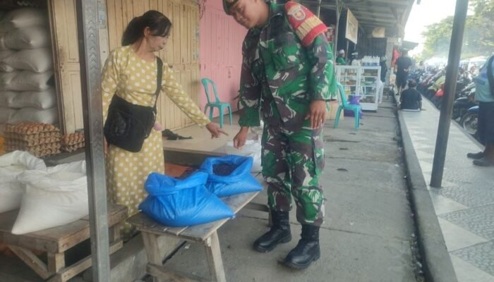 Aksi Nyata TNI Cegah Inflasi, Babinsa Maritengngae Sisir Harga Sembako di Pasar Pangkajene