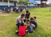 Polisi Sahabat Anak, Kapolsek Pitu Riase Sidrap Bermain Bola Bersama Anak