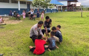 Polisi Sahabat Anak, Kapolsek Pitu Riase Sidrap Bermain Bola Bersama Anak
