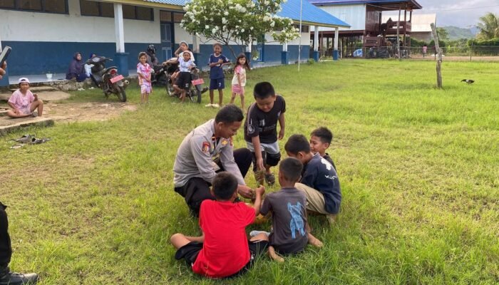 Polisi Sahabat Anak, Kapolsek Pitu Riase Sidrap Bermain Bola Bersama Anak