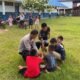 Polisi Sahabat Anak, Kapolsek Pitu Riase Sidrap Bermain Bola Bersama Anak