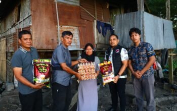 Polisi Peduli, Sat. Narkoba Polres Sidrap Serahkan Bantuan Kepada Warga