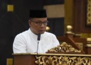 Asisten Ekonomi dan pembangunan bacakan sambutan Bupati Pinrang pada kegiatan Doa dan Zikir menyambut tahun baru 1448 H