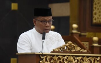 Asisten Ekonomi dan pembangunan bacakan sambutan Bupati Pinrang pada kegiatan Doa dan Zikir menyambut tahun baru 1448 H