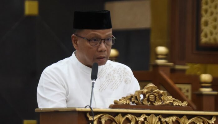 Asisten Ekonomi dan pembangunan bacakan sambutan Bupati Pinrang pada kegiatan Doa dan Zikir menyambut tahun baru 1448 H