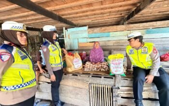 SATLANTAS POLRES PINRANG SALURKAN BANTUAN SOSIAL KEPADA WARGA KURANG MAMPU DALAM RANGKA HARI BHAYANGKARA KE-80