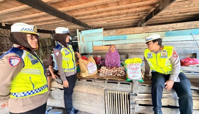 SATLANTAS POLRES PINRANG SALURKAN BANTUAN SOSIAL KEPADA WARGA KURANG MAMPU DALAM RANGKA HARI BHAYANGKARA KE-80