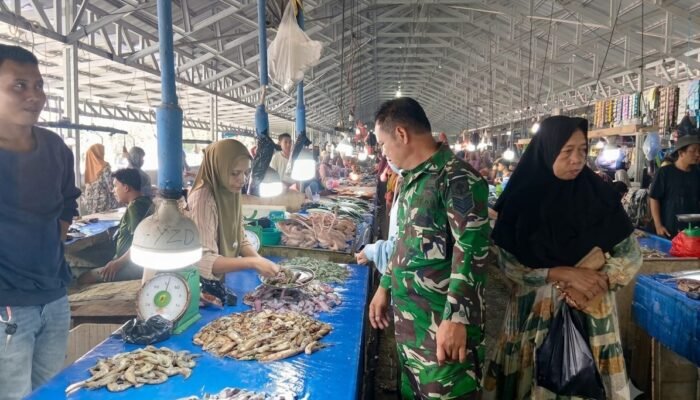 Babinsa Koramil 04/Watangpulu Pantau Harga Sembako di Pasar Tradisional Lawawoi