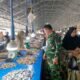 Babinsa Koramil 04/Watangpulu Pantau Harga Sembako di Pasar Tradisional Lawawoi