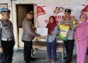 POLSEK PERSIAPAN PALETEANG SALURKAN BANSOS KEPADA WARGA KURANG MAMPU JELANG HUT BHAYANGKARA KE-80