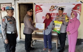 POLSEK PERSIAPAN PALETEANG SALURKAN BANSOS KEPADA WARGA KURANG MAMPU JELANG HUT BHAYANGKARA KE-80
