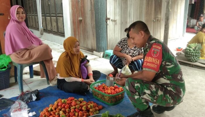 Pastikan Stabilitas Harga, Babinsa Koramil 02/Tellu Limpoe Monitoring Sembako di Pasar Amparita