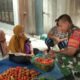 Pastikan Stabilitas Harga, Babinsa Koramil 02/Tellu Limpoe Monitoring Sembako di Pasar Amparita