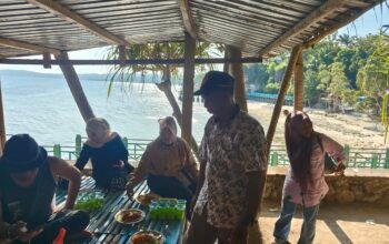 Suasana Pantai Dato Majene Hari Ini: Cuaca Cerah, Pengunjung Nikmati Panorama Laut yang Memesona