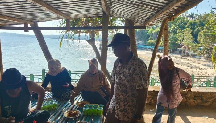 Suasana Pantai Dato Majene Hari Ini: Cuaca Cerah, Pengunjung Nikmati Panorama Laut yang Memesona