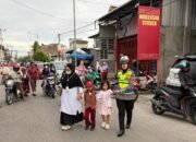 Aksi Humanis Polwan Polres Sidrap Bantu Anak Sekolah Menyebrang Jalan
