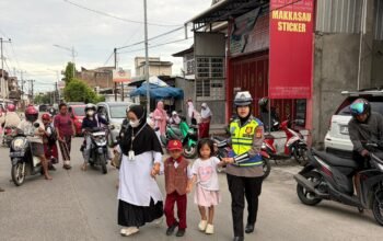 Aksi Humanis Polwan Polres Sidrap Bantu Anak Sekolah Menyebrang Jalan