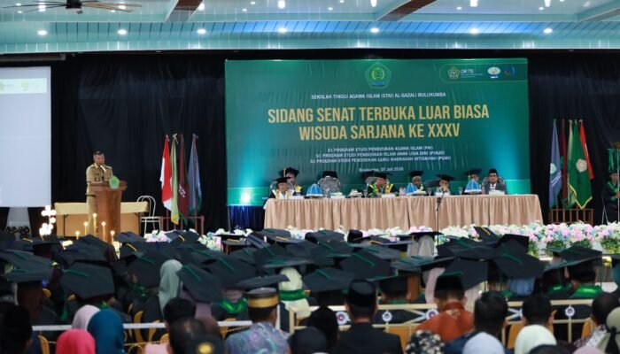 Andi Utta Motivasi Wisudawan STIA Al Gazali Lebih Kreatif dan Inovatif