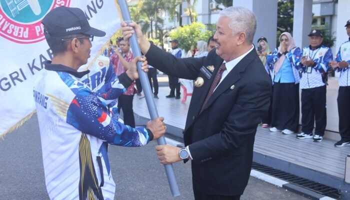 Bupati Pinrang H.A.Irwan Hamid melepas secara resmi peserta Porseni PGRI kabupaten Pinrang