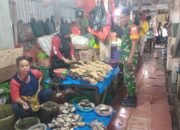 Personel Koramil 03/Maritengngae Pantau Harga dan Ketersediaan Sembako di Pasar Pangkajene
