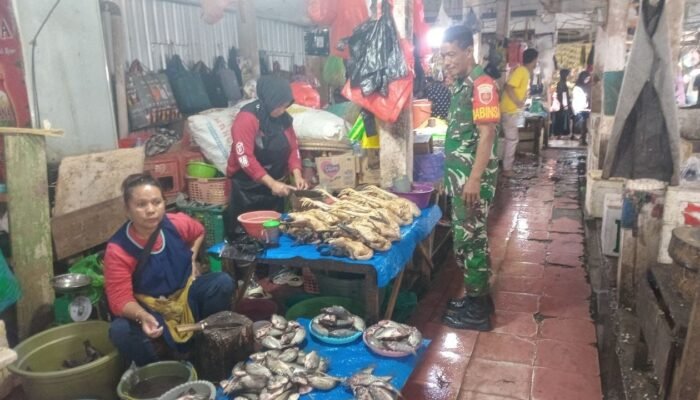 Personel Koramil 03/Maritengngae Pantau Harga dan Ketersediaan Sembako di Pasar Pangkajene