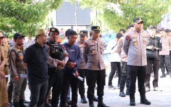 Personel Polres Pinrang Laksanakan Pengamanan Eksekusi Pengosongan Gedung Mall Sejahtera Pinrang, Berjalan Aman dan Kondusif