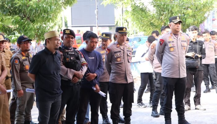 Personel Polres Pinrang Laksanakan Pengamanan Eksekusi Pengosongan Gedung Mall Sejahtera Pinrang, Berjalan Aman dan Kondusif