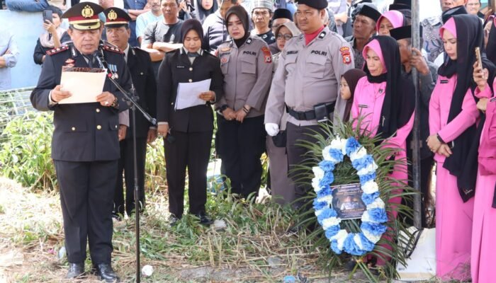 Polres Pinrang Laksanakan Upacara Kedinasan Pemberangkatan dan Pemakaman Almarhum AIPDA M. Tahir