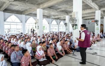 Kasat Narkoba polres Pinrang beri edukasi bahaya narkoba kepada 400 peserta didik baru di SMA 1 Pinrang