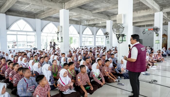 Kasat Narkoba polres Pinrang beri edukasi bahaya narkoba kepada 400 peserta didik baru di SMA 1 Pinrang
