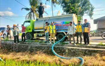 Antisipasi dampak kekeringan Pemkab gerak cepat salurkan pasokan air ke area persawahan menggunakan mobil tengki