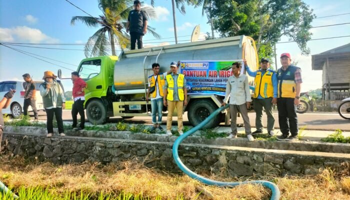 Antisipasi dampak kekeringan Pemkab gerak cepat salurkan pasokan air ke area persawahan menggunakan mobil tengki