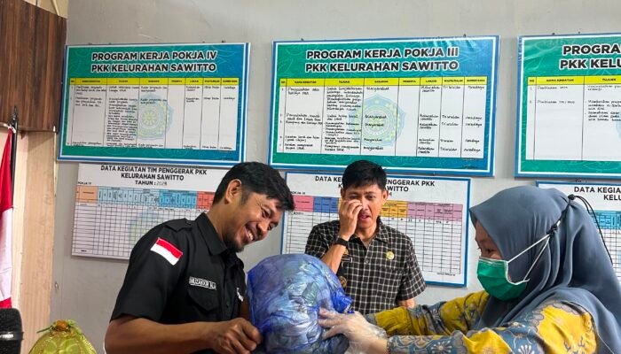 Mahasiswa KKN gelombang 116 Unhas lakukan program limbah rumah tangga dan sisa tumbuhan menjadi pupuk kompas di kelurahan Watang sawitto