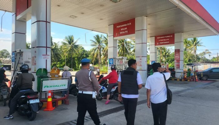 Polres Pinrang Pastikan Stok BBM Subsidi Aman, Antrean Solar di SPBU Tiroang Dipicu Lonjakan Konsumen