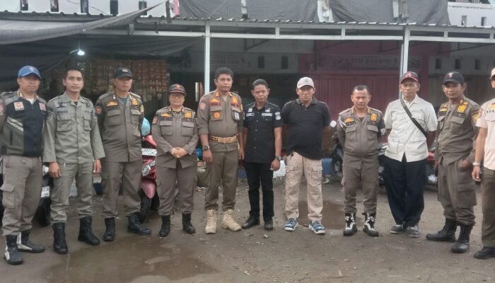 Satpol PP Bersama UPTD Pasar Sentral Pangkajene Tertibkan Pedagang Berjualan di Bahu Jalan