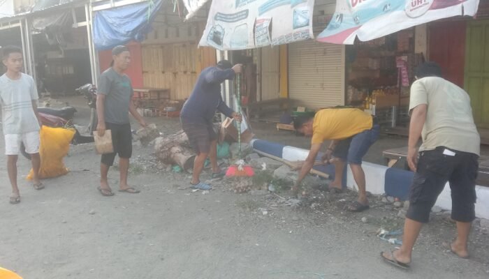 UPTD Pasar Sentral Pangkajene Gelar Jumat Bersih, Wujudkan Pasar yang Bersih, Sehat, dan Nyaman