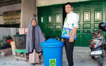 Lurah Rijang Pittu Salurkan Tempat Sampah, Dorong Kesadaran Warga Jaga Kebersihan Lingkungan