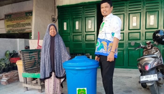 Lurah Rijang Pittu Salurkan Tempat Sampah, Dorong Kesadaran Warga Jaga Kebersihan Lingkungan
