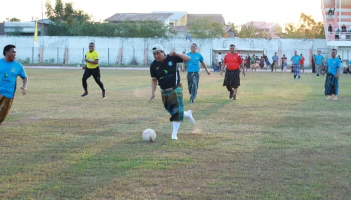 Eksekutif-Legislatif Tarung Ulang Sepakbola Sarung