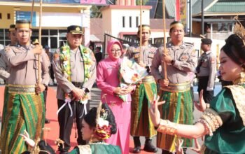 Tiba di Polres Sidrap, AKBP Indra Waspada Disambut Tari Paduppa