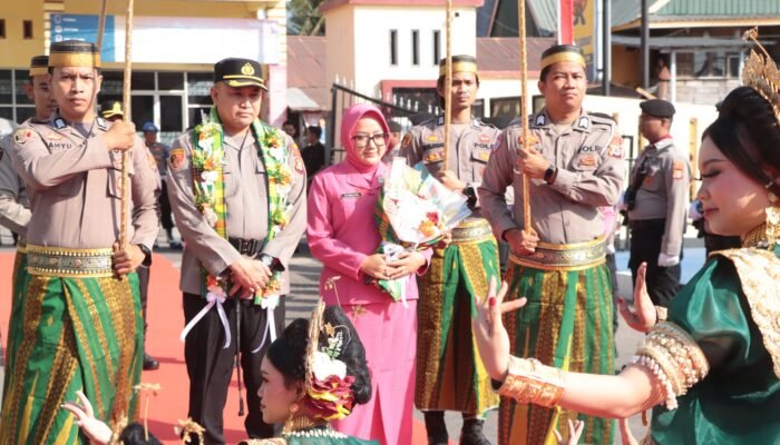 Tiba di Polres Sidrap, AKBP Indra Waspada Disambut Tari Paduppa