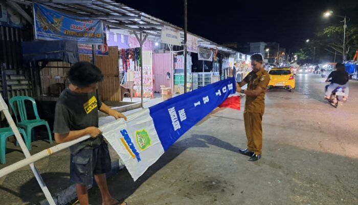 UPTD Pasar Sentral Pangkajene Semarakkan HUT ke-81 Kemerdekaan RI dengan Pemasangan Umbul-Umbul dan Dekorasi Merah Putih