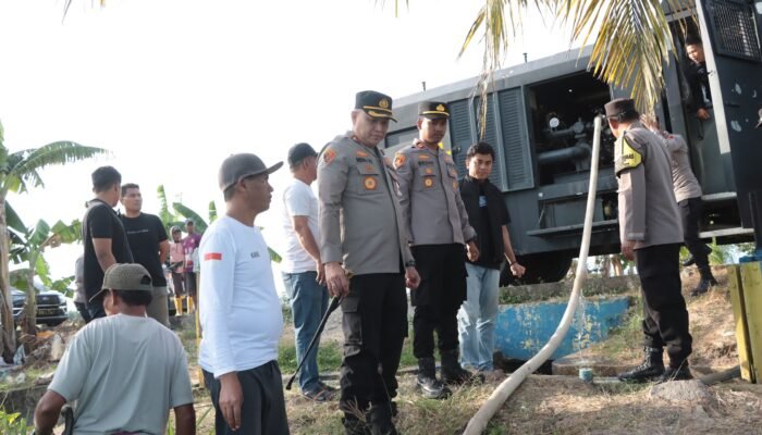 Polres Sidrap dan Brimob Parepare Salurkan Bantuan Air untuk Petani Terdampak Kekeringan