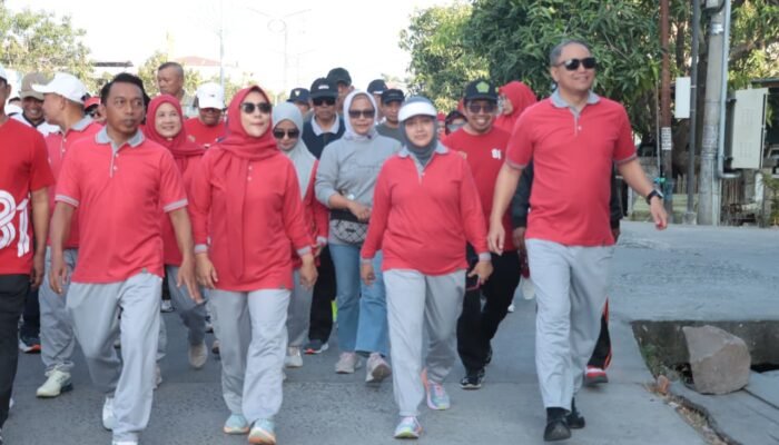 Semarak HUT RI ke 81, Kapolres Sidrap Jalan Sehat Bersama Ribuan Warga Sidrap