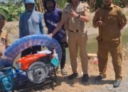 Upaya mengoptimalkan pertanian di musim kemarau ini kadis TPH salur bantuan ke kelompok tani desa barugae berupa mesin pompa Air