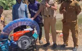 Upaya mengoptimalkan pertanian di musim kemarau ini kadis TPH salur bantuan ke kelompok tani desa barugae berupa mesin pompa Air