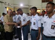 Bupati Pinrang menyerahkan secara langsung uang saku kepada paskibraka tingkat kabupaten Pinrang