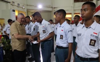 Bupati Pinrang menyerahkan secara langsung uang saku kepada paskibraka tingkat kabupaten Pinrang