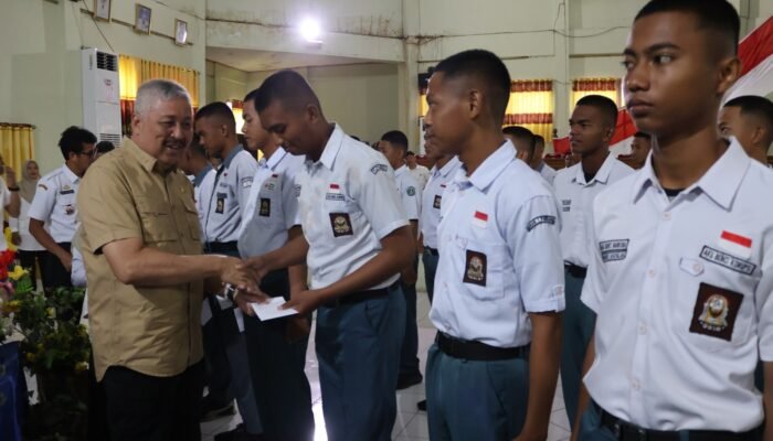 Bupati Pinrang menyerahkan secara langsung uang saku kepada paskibraka tingkat kabupaten Pinrang