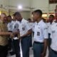 Bupati Pinrang menyerahkan secara langsung uang saku kepada paskibraka tingkat kabupaten Pinrang